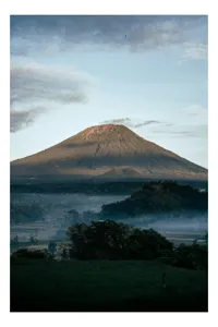 Tablou Canvas, "Muntele în lumina dimineții", Munte, Nor, Cer, Verdeață, Răsărit, Peisaj, Panorama, Tranquilitate, Natură, 70 x 100 cm