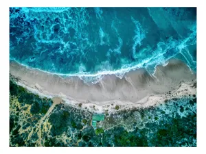 Tablou Canvas, "Valurile albastre la țărmul nisipului", Ocean, Valuri, Plajă, Nisip, Vegetație, Albastru, Argintiu, Natură, Aerian, Peisaj, 100 x 100 cm