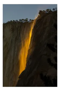 Tablou Canvas, "Cascada aurie în amurgul serii", Apus, Cascadă, Aurie, Spectacol, Nisip, Strălucire, Stâncă, Natură, Magie, 39 x 54 cm