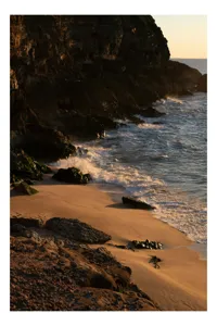 Tablou Canvas, "Apus peste țărmul stâncos al mării", Plajă, Apus, Valuri, Stânci, Nisip, Ocean, Lumină, Relaxare, 70 x 100 cm