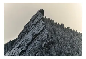 Tablou Canvas, "Piatra înghețată sub cerul noros", Rocă, Zăpadă, Pădure, Cer, Iarnă, 90 x 50 cm
