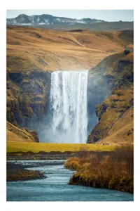 Tablou Canvas, "Cascada în mijlocul naturii sălbatice", Cascadă, Spectaculoasă, Natura, Sălbatic, Peisaj, Apă, Munți, Valuri, Râu, Înălțime, Verdeață, 50 x 70 cm
