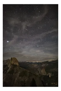 Tablou Canvas, "Cerul înstelat deasupra munților Yosemite", Stele, Cer, Munte, Noapte, Natură, Pădure, Frumusețe, Tranquilitate, 100 x 150 cm