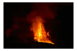 Tablou Canvas, "Erupția vulcanului în noapte misterioasă", Foc, Erupție, Lumină, Noapte, Căldură, Natură, Spectacol, Energie, Intensitate, Forță, 39 x 26 cm