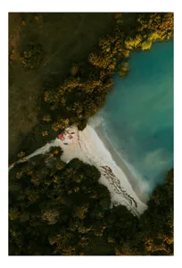Tablou Canvas, "Tărâm de vis la marginea apei", Plajă, Apă, Verdeață, Copaci, Vedere, Aerială, Peisaj, Nisip, Natură, Tranquilitate, 50 x 70 cm