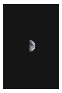 Tablou Canvas, "Luna în îmbrățișarea întunericului", Lună, Întuneric, Jumătate, Noapte, Mister, Răceală, Spațiu, 50 x 70 cm