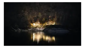 Tablou Canvas, "Lumini nocturne pe malul lacului", Scenă, Noapte, Reflecție, Lumină, Natură, Pădure, Râu, Mister, Calm, Umbre, 100 x 100 cm
