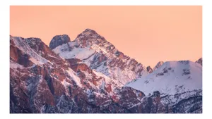 Tablou Canvas, "Răsărit peste culmile înzăpezite ale munților", Măreție, Serenitate, Alpenglow, Vârfuri, Zăpadă, Răsărit, Tăcere, Natură, 54 x 39 cm