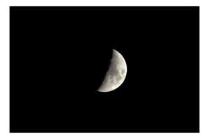 Tablou Canvas, "Luna în fază de primul pătrar", Mister, Lumină, Noapte, Cer, Astronomie, Tăcere, Frumusețe, Solitudine, 39 x 26 cm
