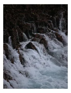 Tablou Canvas, "Cascada înspumată peste stânci abrupte", Cascadă, Piatră, Spumă, Apă, Natură, Forță, Curgere, Impact, Zgomot, Energie, 50 x 70 cm