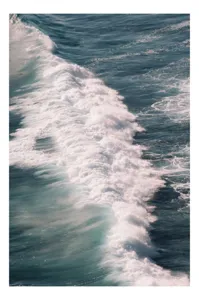 Tablou Canvas, "Valuri spumegânde sub soarele verii", Valuri, Spumă, Ocean, Energie, Albastru, Mișcare, Natură, Dinamică, 70 x 100 cm