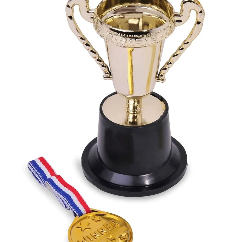 Set Medalie și Cupă Aurie pentru Competiții Sportive – poza 3