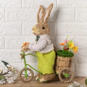 Iepure decorativ de Paște din iarbă, 42 cm, cu bicicletă și coș cu flori