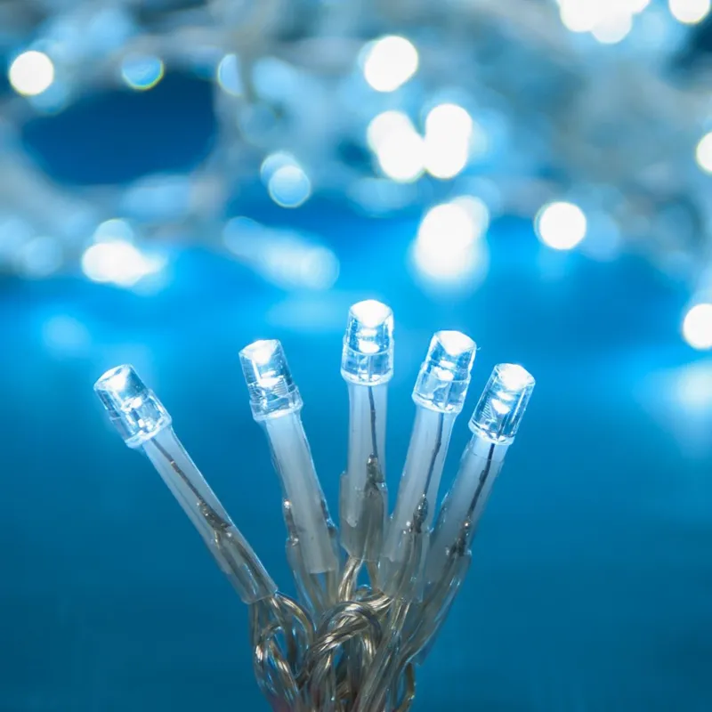 Set de becuri LED interconectabile pentru decorarea de Crăciun