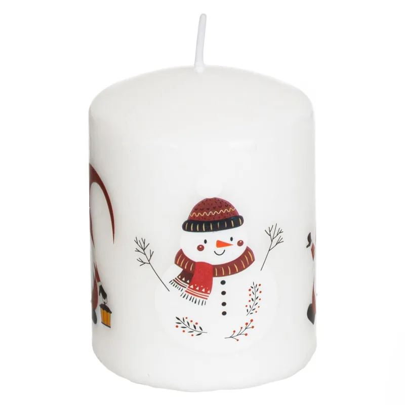 Lumânare decorativă Crăciun albă cu imprimare Om de zăpadă și gnome 6x8cm
