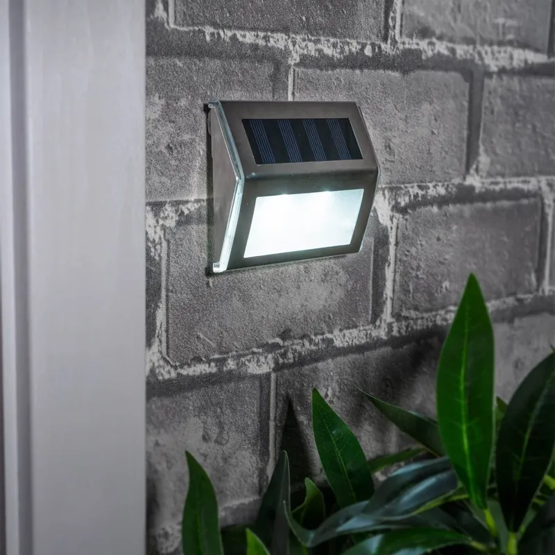 Lumină solară LED de perete argintie, montare exterioră compactă