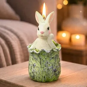 Lumanare decorativa de Paste, Iepure cu sac, Verde, Ø7x15cm