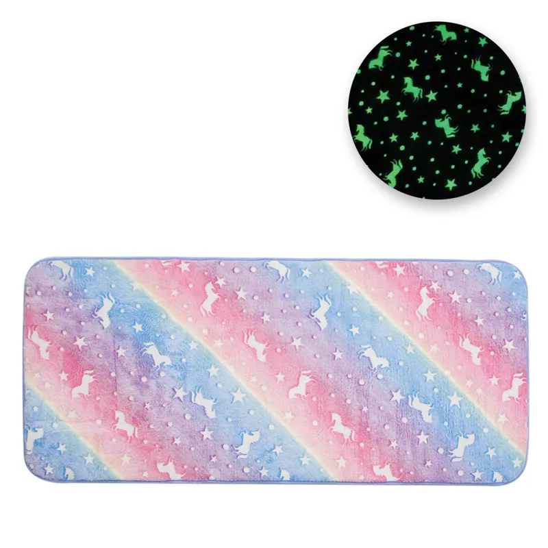 Covoras Decorativ Imitatie Blană Rainbow cu Unicorni Fluorescenti