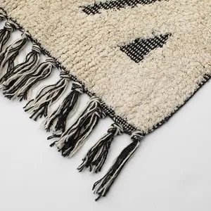 Covoras Decorativ de Iarna din Bumbac Bej cu Model Diamant & Franjuri 90x60cm – poza 3