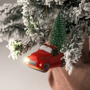 Ornament Magic: Masina Rosie cu Brad și Lumină pentru Crăciun