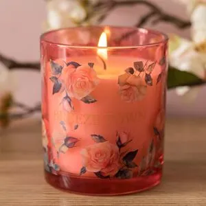 Lumanare parfumata cu aroma de trandafiri, in recipient de sticla roz, Ø7x8cm