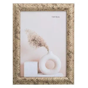 Ramă foto aurie cu finisaj reliefat, 13x18 cm – poza 3