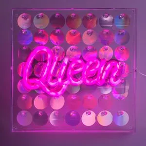 Panou LED Neon Roz Queen cu Paiete Argintii 23x23cm