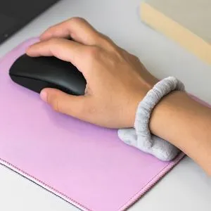 Suport ergonomic pentru incheietura mainii textil