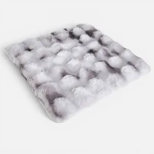 Pernă decorativă pentru scaun din blană artificială, 40x40 cm, ecru/gri – poza 4