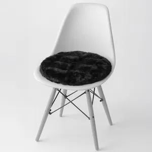 Perna Scaun Decorativa de Iarna Rotunda Neagra din Blana Artificiala cu Model Ø38cm – poza 3