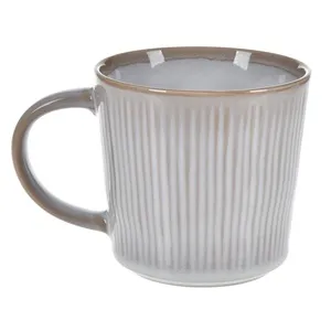 Cană ceramică gri-bej cu model dungi și margine maro, 480 ml – poza 3