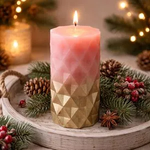 Lumanare Roz Aurie cu Model de Romburi pentru Decordat de Crăciun
