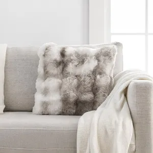 Pernă decorativă gri din imitație de blană cu model reliefat 40x40cm – poza 3