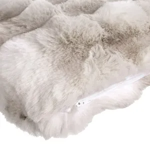 Pernă decorativă gri din imitație de blană cu model reliefat 40x40cm – poza 4