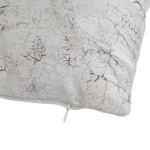 Pernă decorativă de iarnă, Velvet gri ecru cu model auriu, 50x30 cm – poza 4