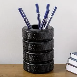 Suport pentru pixuri si creioane din plastic, Negru, Design Anvelope Auto, Ø8.5x9cm