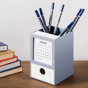 Suport pentru pixuri din plastic cu sertar si calendar, Gri, 13x8x7,9 cm