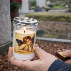 Lumanare decorativa albă cu ingeras pentru atmosferă caldă