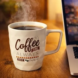 Cană ceramică ecru cu romburi reliefate și mesaj „It's Coffee Time Always” 390 m – poza 3