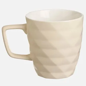 Cană ceramică ecru cu romburi reliefate și mesaj „It's Coffee Time Always” 390 m – poza 4