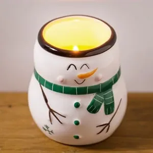 Lumanare decorativă de Crăciun cu formă Om de Zapadă în suport ceramic