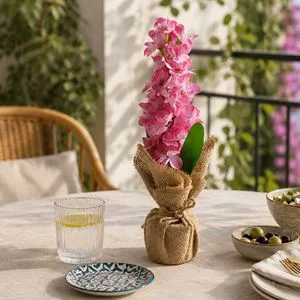 Ghiveci decorativi cu flori fucsia în iută