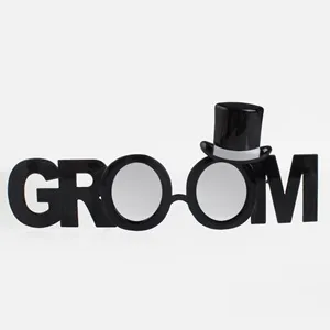 Ochelari de Soare cu Rama Neagra si Text Groom