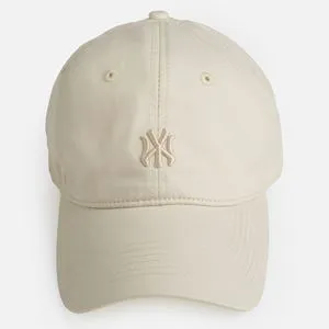 Șapcă tip jockey din bumbac, culoare ecru, cu broderie NY, pentru femei