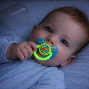 Suzetă din silicon cu efect luminos în întuneric, model rachetă, albastră, cu cutie pentru sterilizare, 6-36 luni