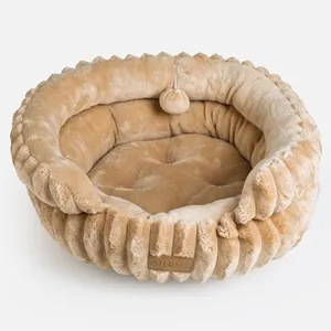 Pat cuib fluffy maro pentru pisică cu bază antiderapantă și jucărie – poza 3