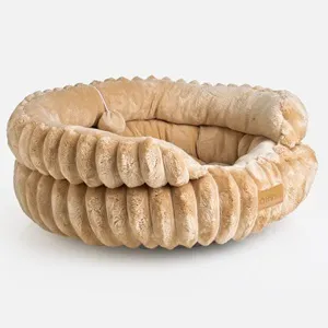 Pat cuib fluffy maro pentru pisică cu bază antiderapantă și jucărie – poza 4