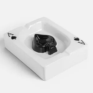 Scrumieră ceramică model carte de joc pentru birou și decor – poza 2