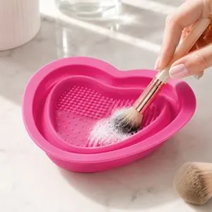 Suport pliabil din silicon pentru curatarea pensulelor, forma de inima, fucsia