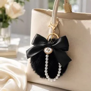 Breloc Charm cu Pompon Negru pentru Geantă